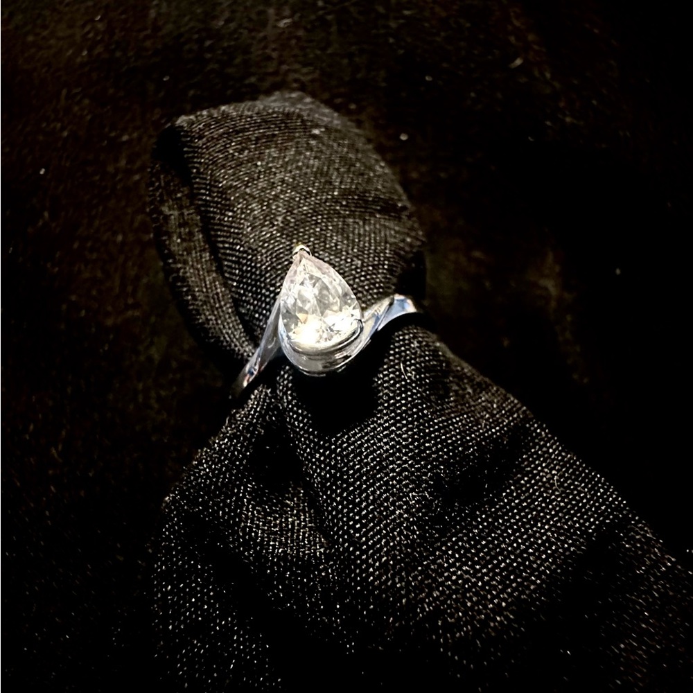 Elegant S925 Teardrop Ring Size 6
